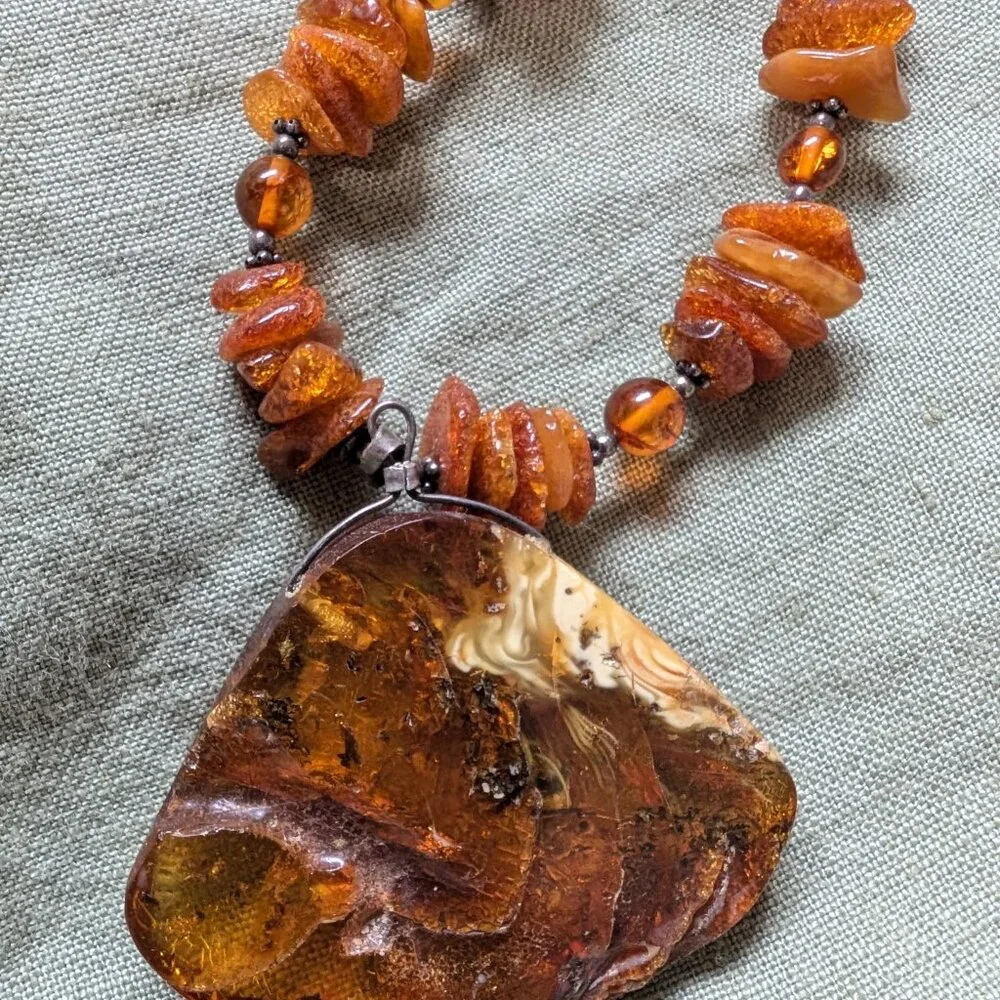 Large Amber pendant necklace - Picture 4 of 5